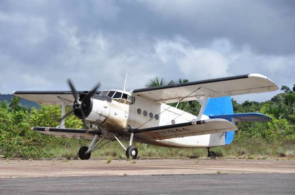 Avião no pequeno aeroporto de Canaima, no sul da Venezuela
